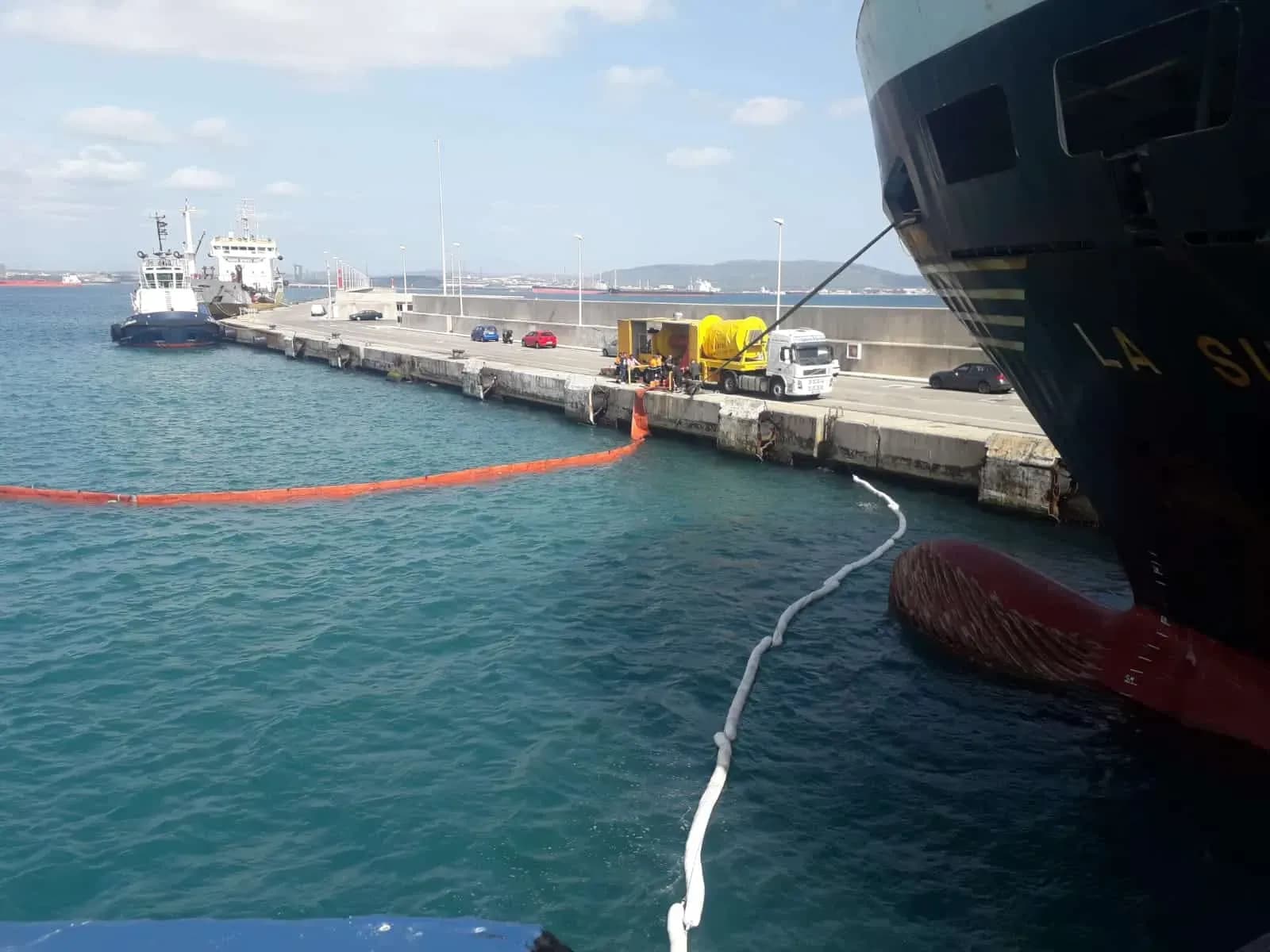 Un derrame en Isla Verde obliga a activar un dispositivo de vigilancia durante el fin de semana
