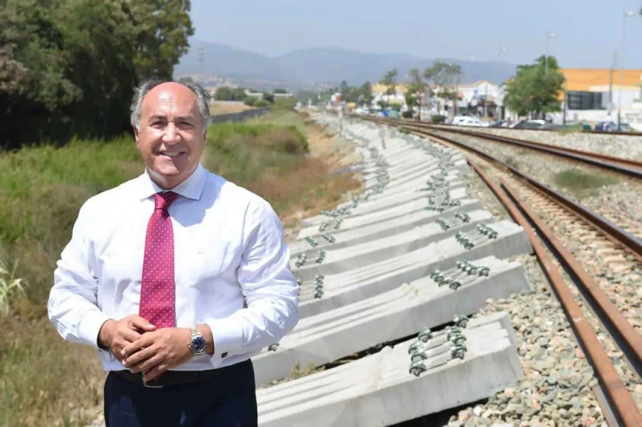 El alcalde de Algeciras asegura que se pretende sustituir a De la Encina por defender la Algeciras-Bobadilla