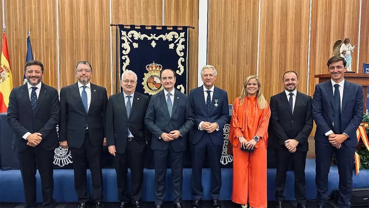 Rafael Olivares recibe la Medalla al Mérito Policial por su labor en el Puerto de Algeciras