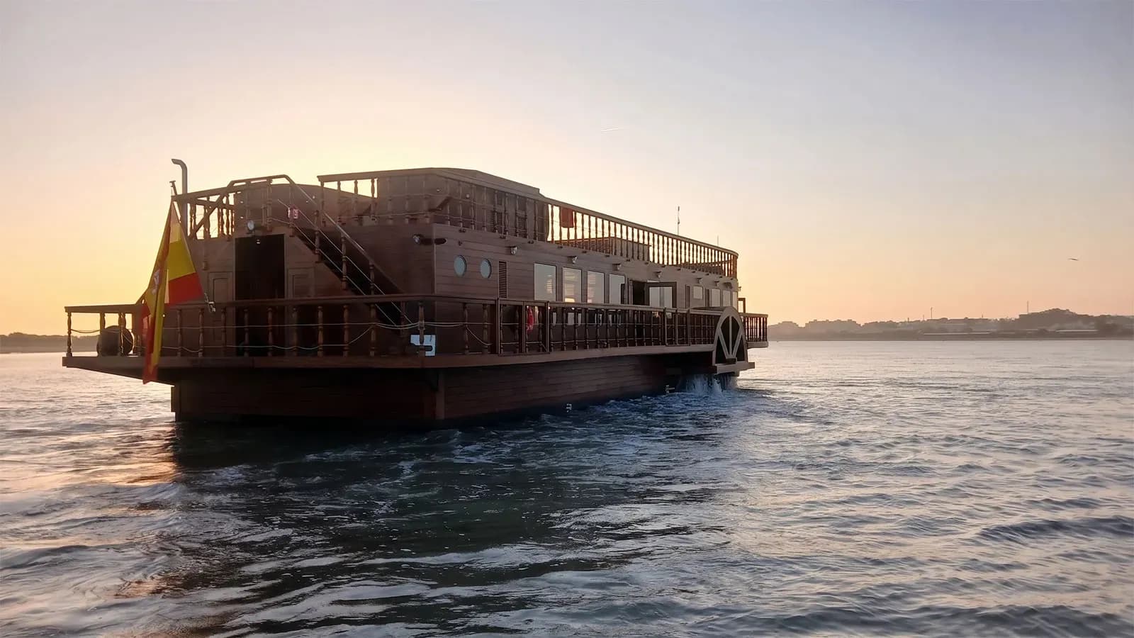 El ‘Real Fernando’ llega al Puerto de Sevilla antes de iniciar su actividad en el Guadalquivir