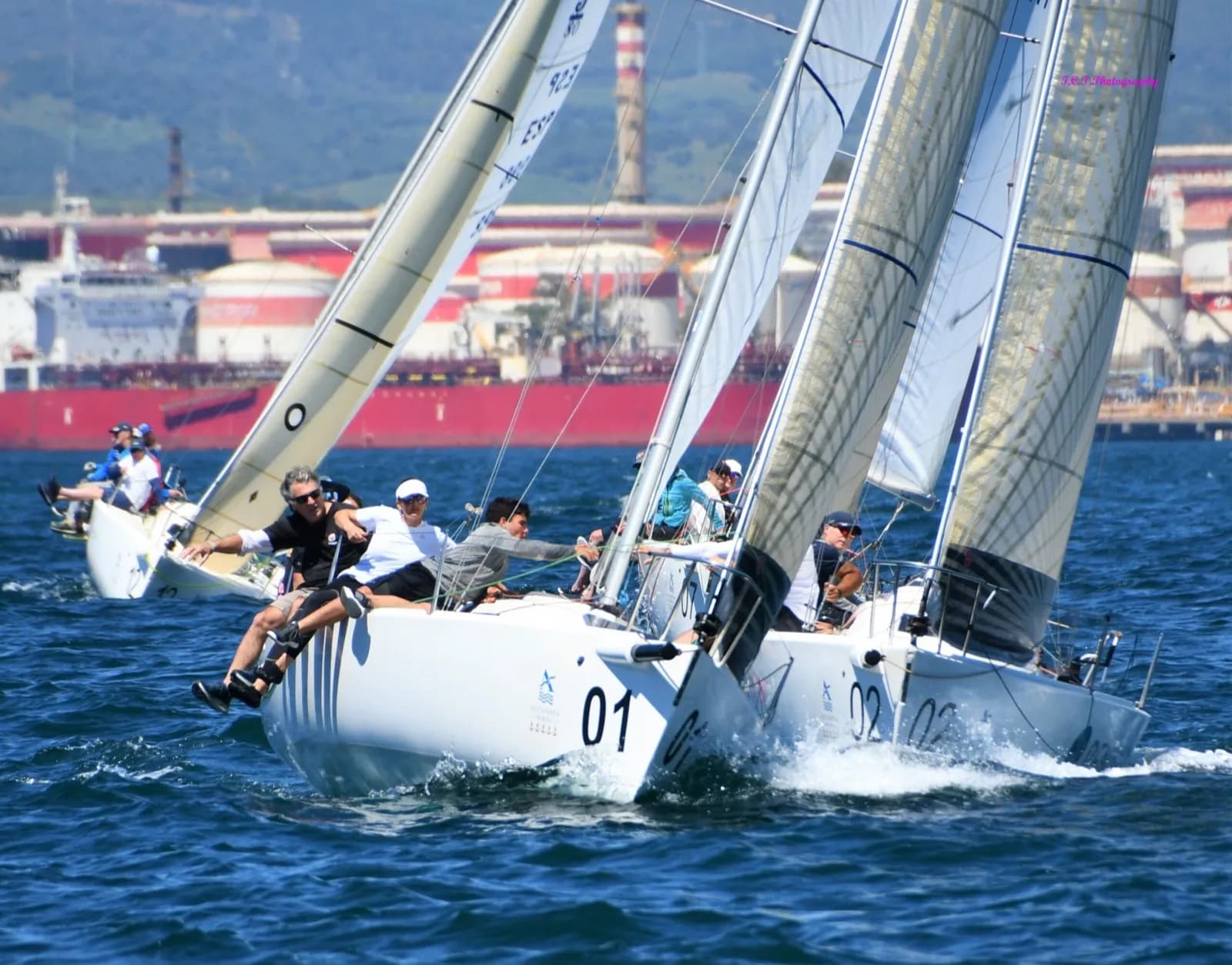 La flota de monotipos J/80 disputa la última cita de las series de primavera en La Línea