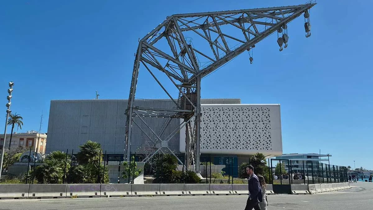 La APV licita la redacción del proyecto de restauración de dos grúas históricas del Puerto de Valencia