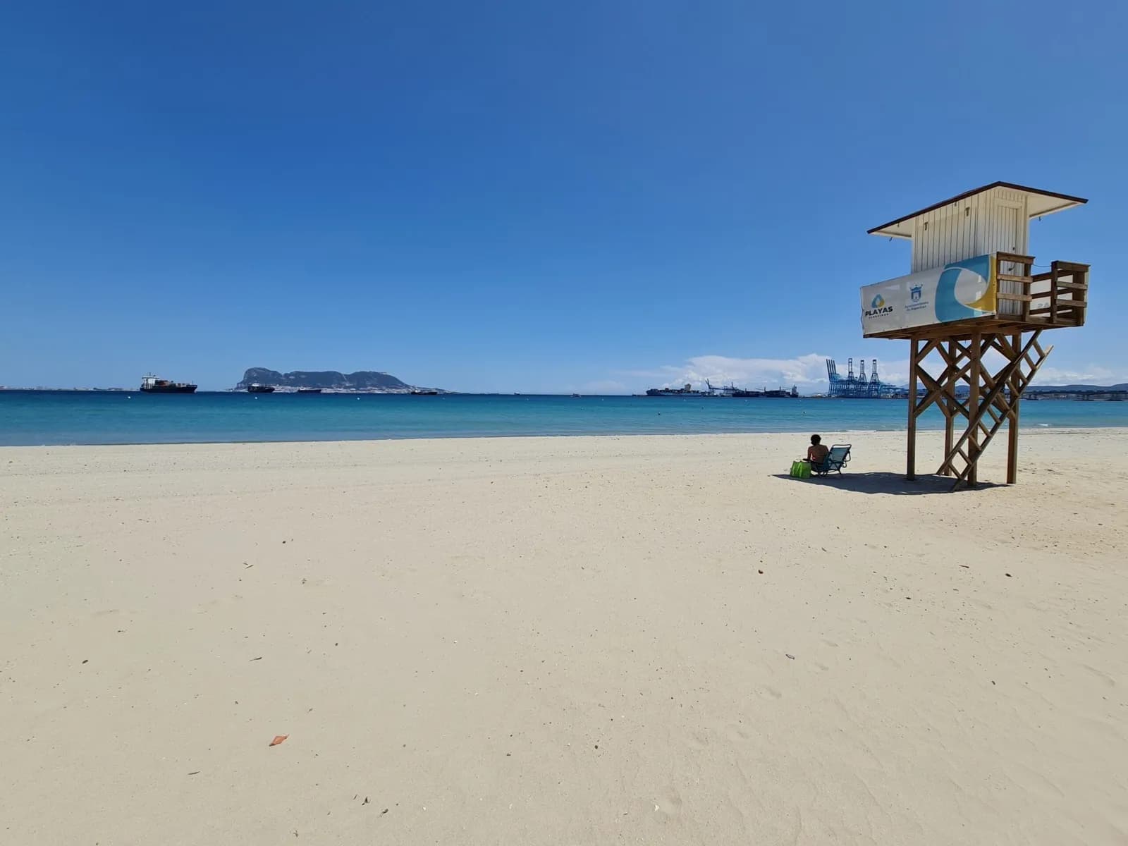 Concluye el trasvase de arena en la playa de El Rinconcillo