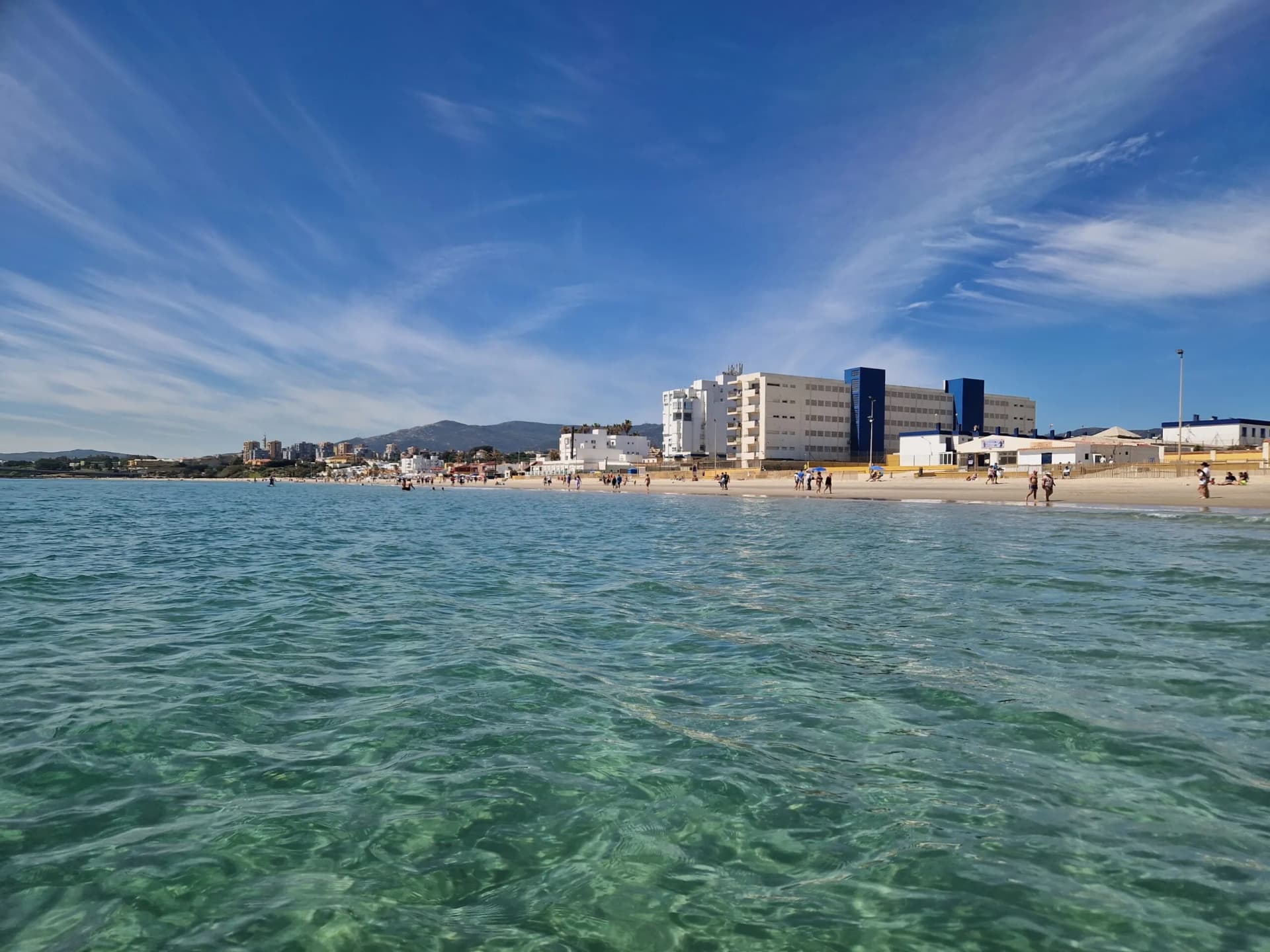 Las playas andaluzas mantienen niveles de calidad del agua aptos para el baño