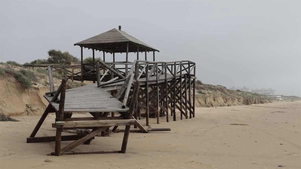 Costas invertirá medio millón de euros en reparaciones en el litoral de Cádiz por los daños de la borrasca ‘Karlotta’