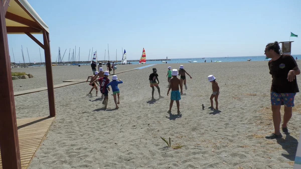 Finaliza la campaña «Cuida tu litoral» en la playa de Torreguadiaro