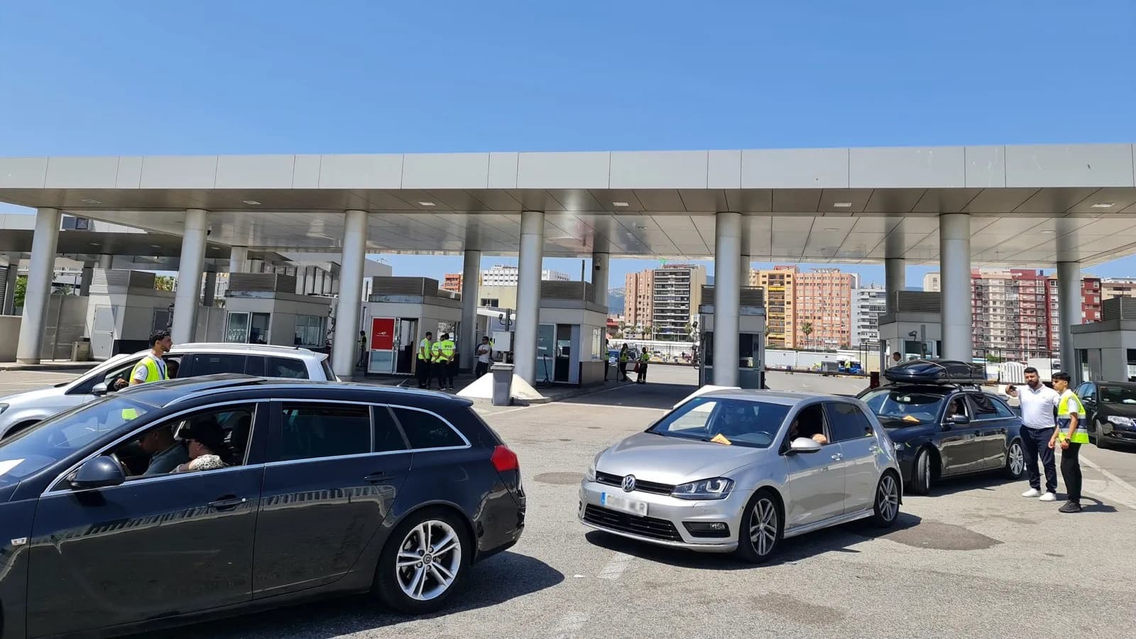 Los puertos de Algeciras y Tarifa concentran el tránsito de pasajeros y vehículos durante el primer día de la OPE