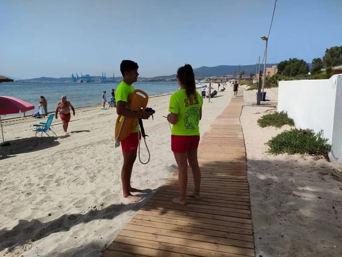 La segunda quincena de julio y la primera de agosto transcurren con normalidad en la playa de Palmones