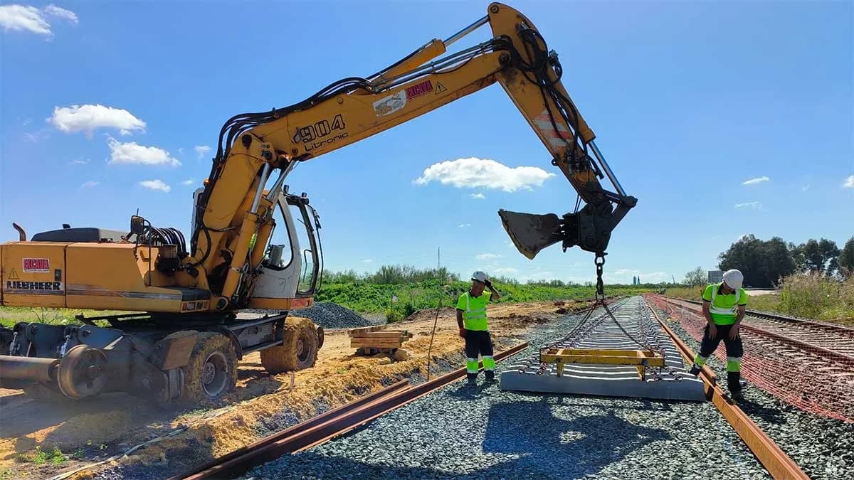 Sevilla amplía su apartadero junto a la carretera de Esclusa para mejorar su infraestructura ferroviaria