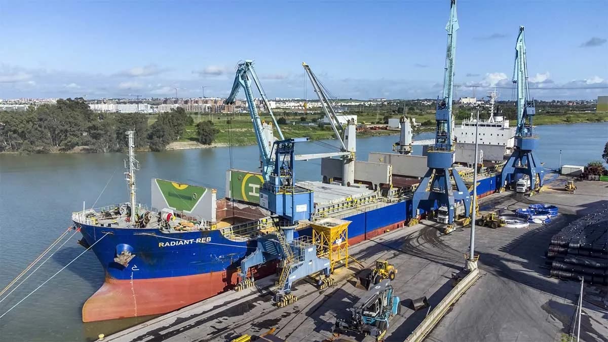 Sevitrade participa en una operativa de descarga de cereal récord en el puerto de Sevilla