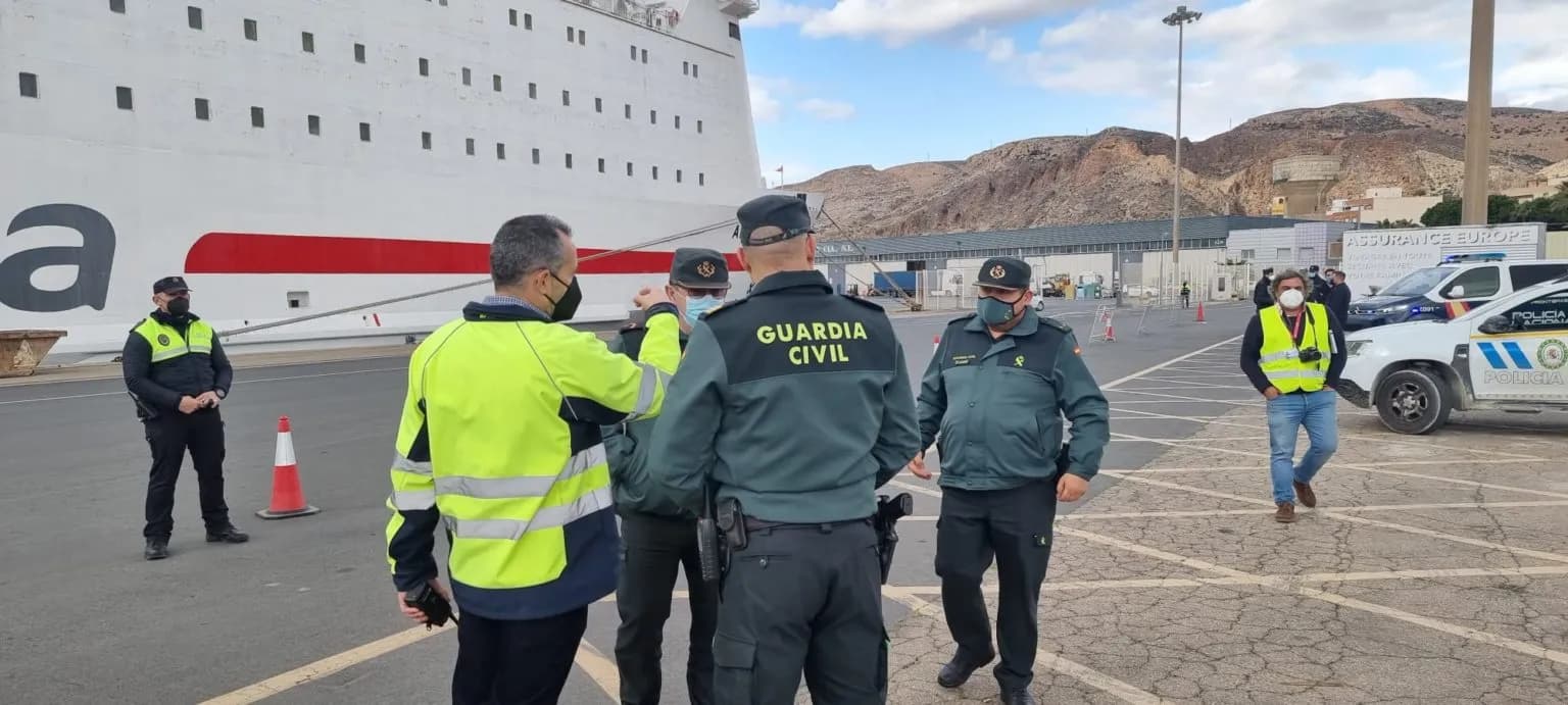 El Puerto de Almería realiza un simulacro de seguridad con un polizón y un falso artefacto explosivo