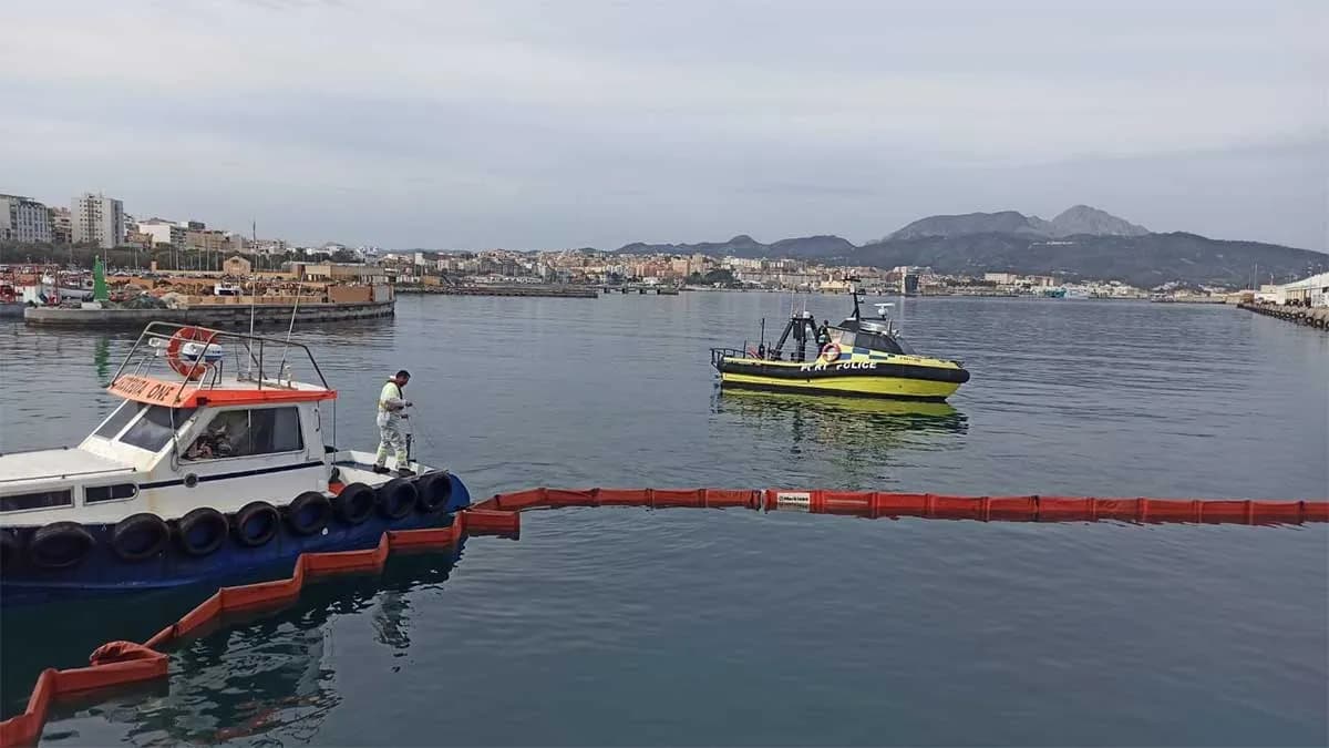 El Puerto de Ceuta realiza un simulacro de contaminación marina en aguas portuarias