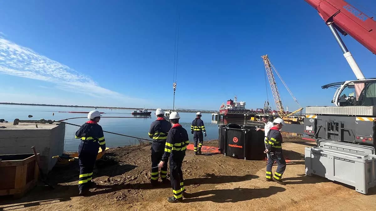Un simulacro en el puerto de Huelva pone a prueba la respuesta ante un vertido de fuel oil