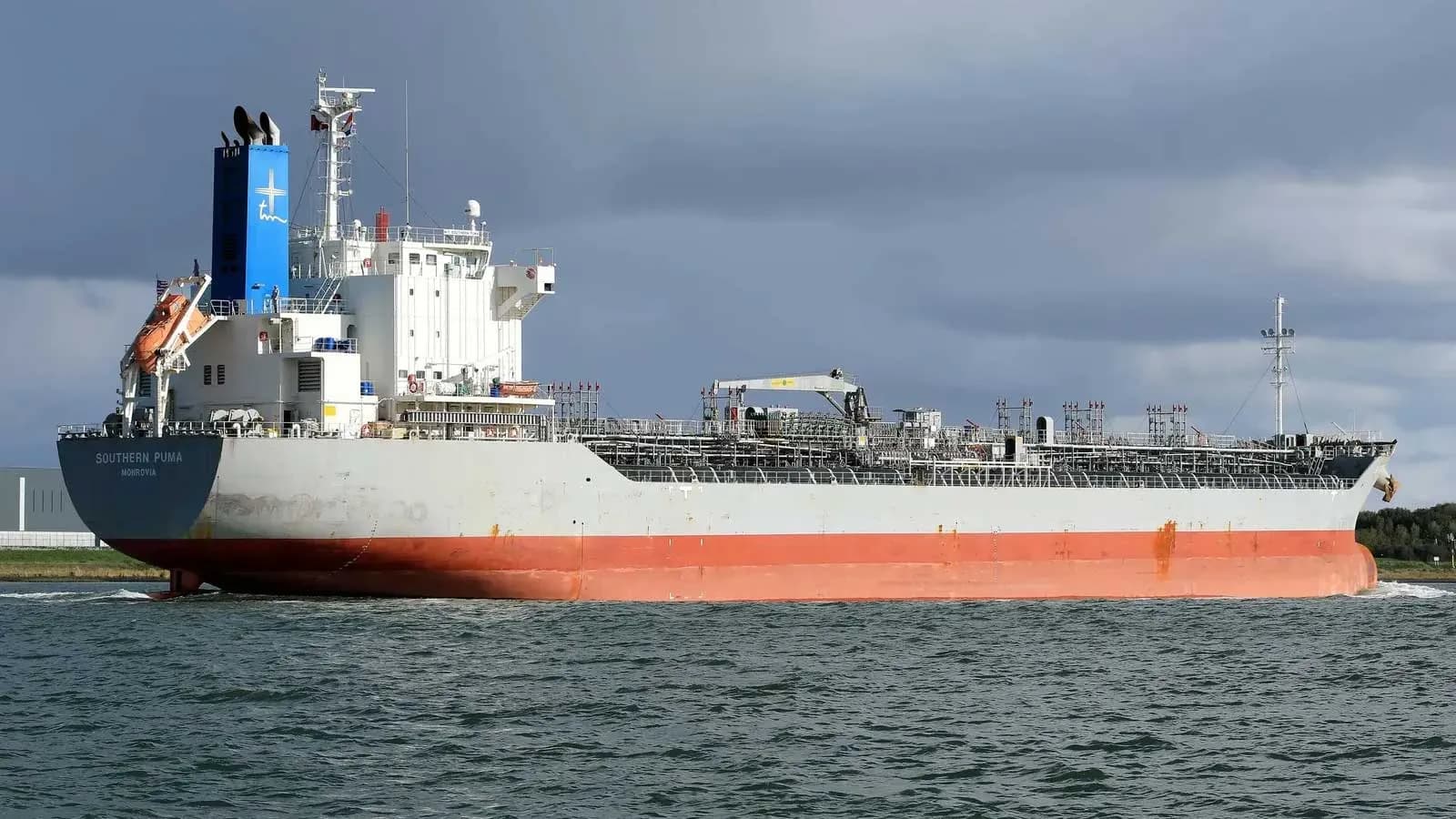 El Southern Puma atraca en el puerto de Algeciras en espera de reparación con medidas de contención activas
