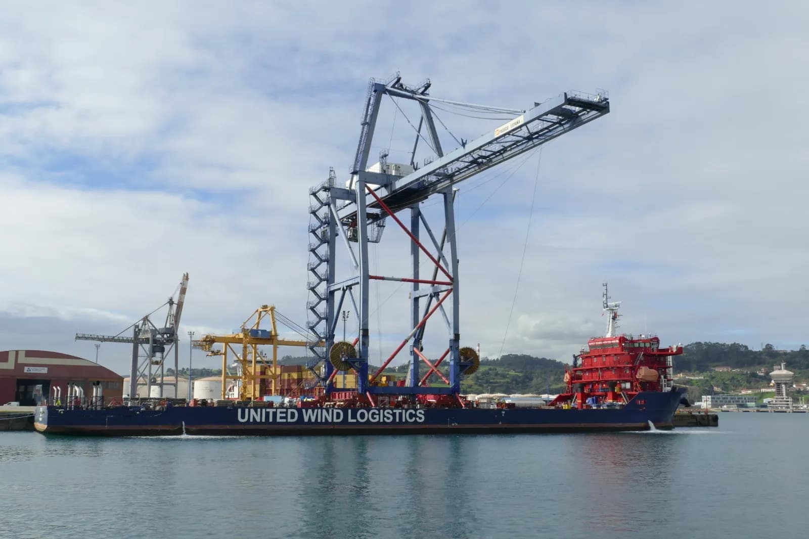 APM Terminals Gijón recibe la grúa Post-Panamax procedente de Valencia