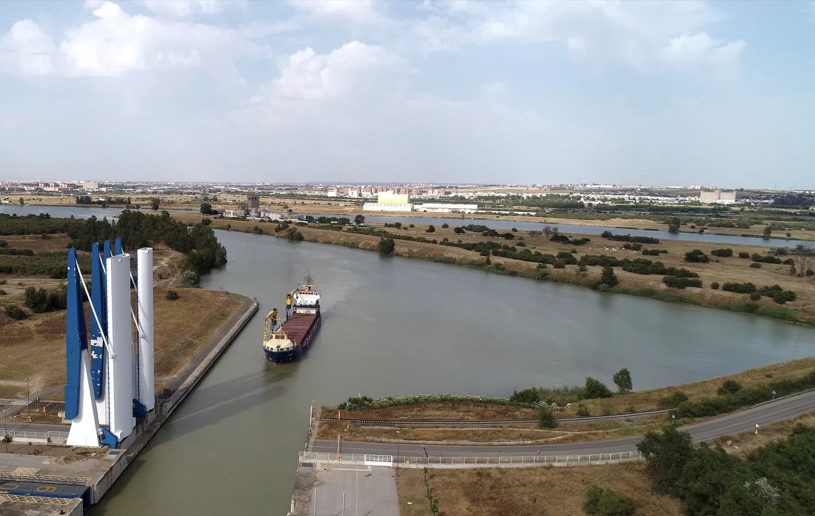 La Autoridad Portuaria de Sevilla acometerá trabajos de mantenimiento en el puente de la esclusa del Guadalquivir