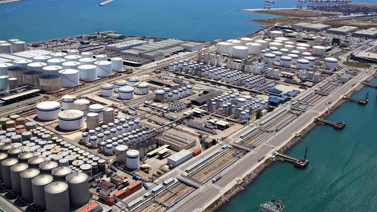 Autoridades revisan la zona afectada por la explosión en el puerto de Barcelona mientras avanza la investigación