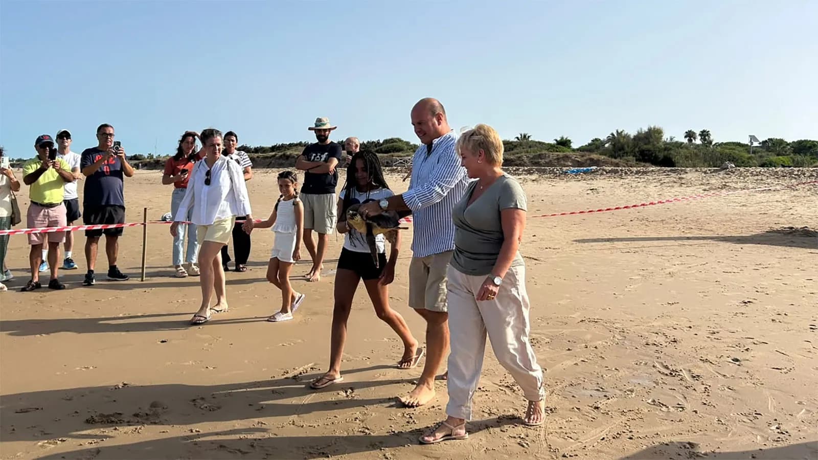 El proyecto SOS Caretta libera en Rota una tortuga boba recuperada en el Cegma del Estrecho