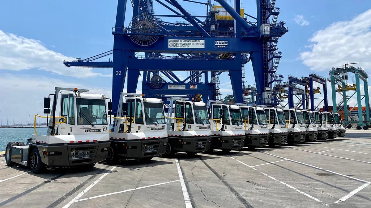 APM Terminals Valencia moderniza su flota de tractoras con vehículos de última generación y bajas emisiones