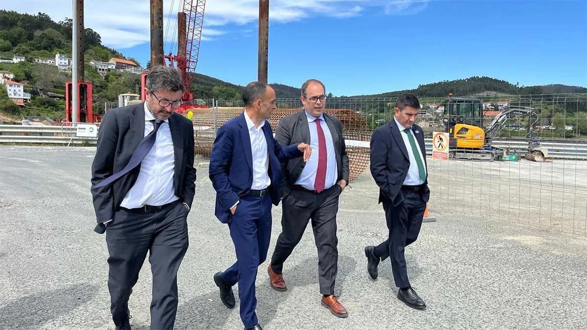 Transportes destaca la necesidad de impulsar la intermodalidad en los puertos de La Coruña y Ferrol