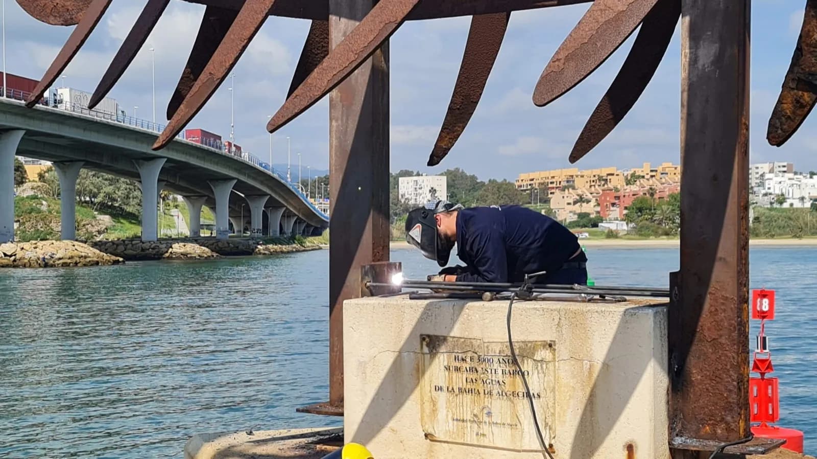 La APBA cambia de ubicación la escultura del barco de la cueva de la Laja AltA