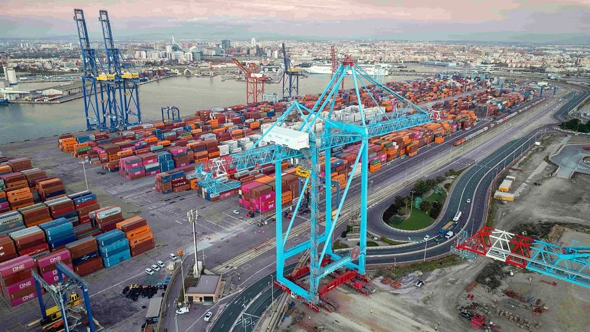 APM Terminals Valencia completa el traslado de sus nuevas grúas STS al Muelle de Levante