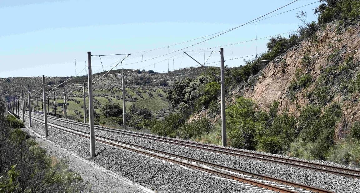 El Gobierno autoriza la licitación de un contrato de 22,3 millones para el mantenimiento de líneas de alta tensión ferroviarias