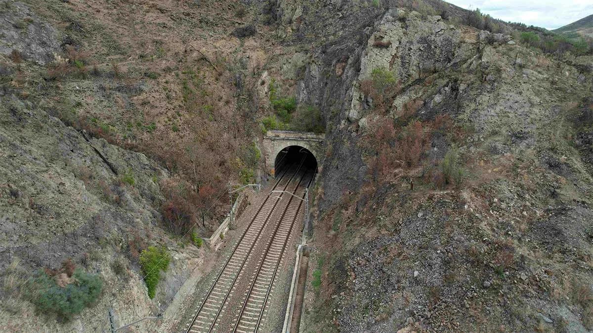 Adif contrata las obras de adaptación de túneles en la autopista ferroviaria Algeciras-Zaragoza