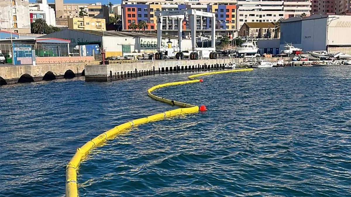 La Autoridad Portuaria de Ceuta inspecciona el área afectada por vertido del «K Onset»