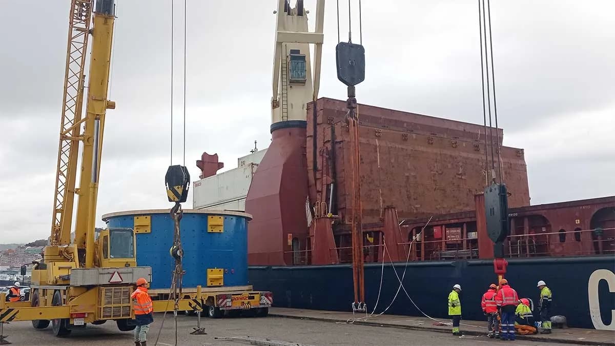 El Puerto de Vigo acoge la operativa de embarque de tres grandes piezas de un molino industrial