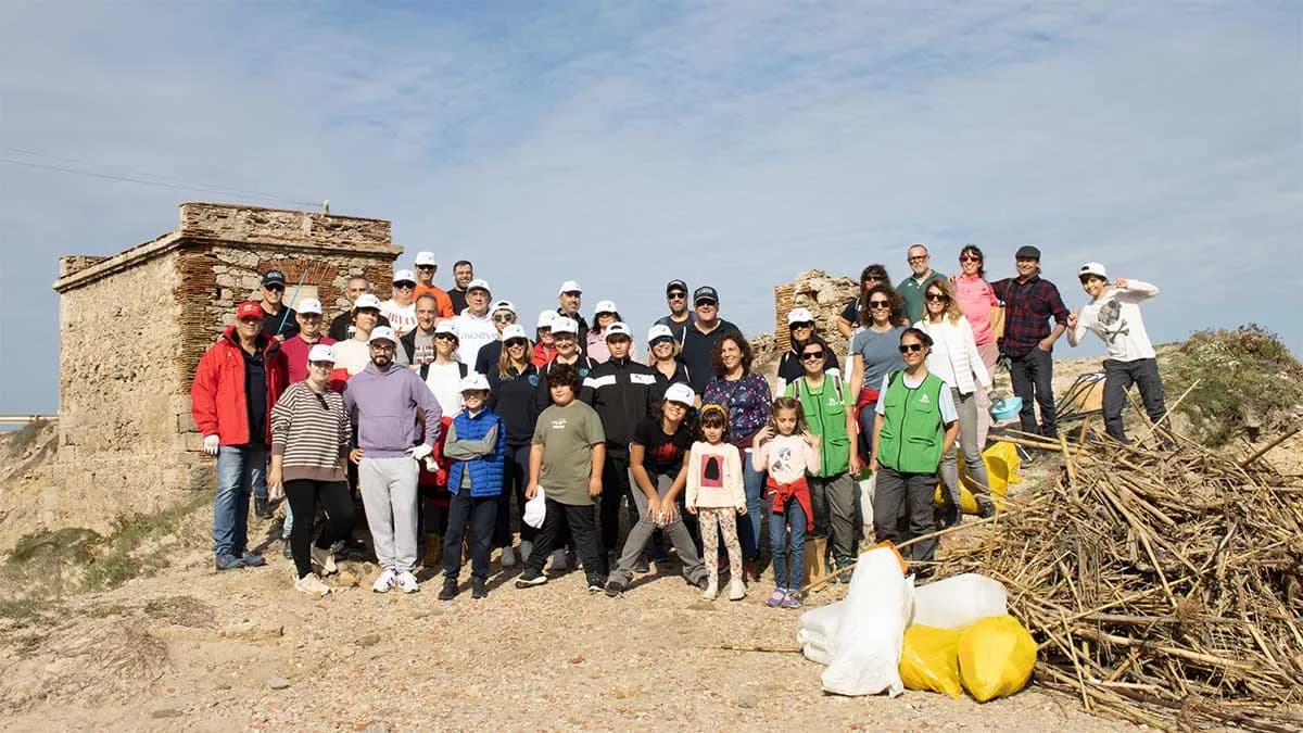 Exitosa jornada de limpieza organizada por la APBA retira más de 2.000 kilos de residuos de la Isla de Tarifa