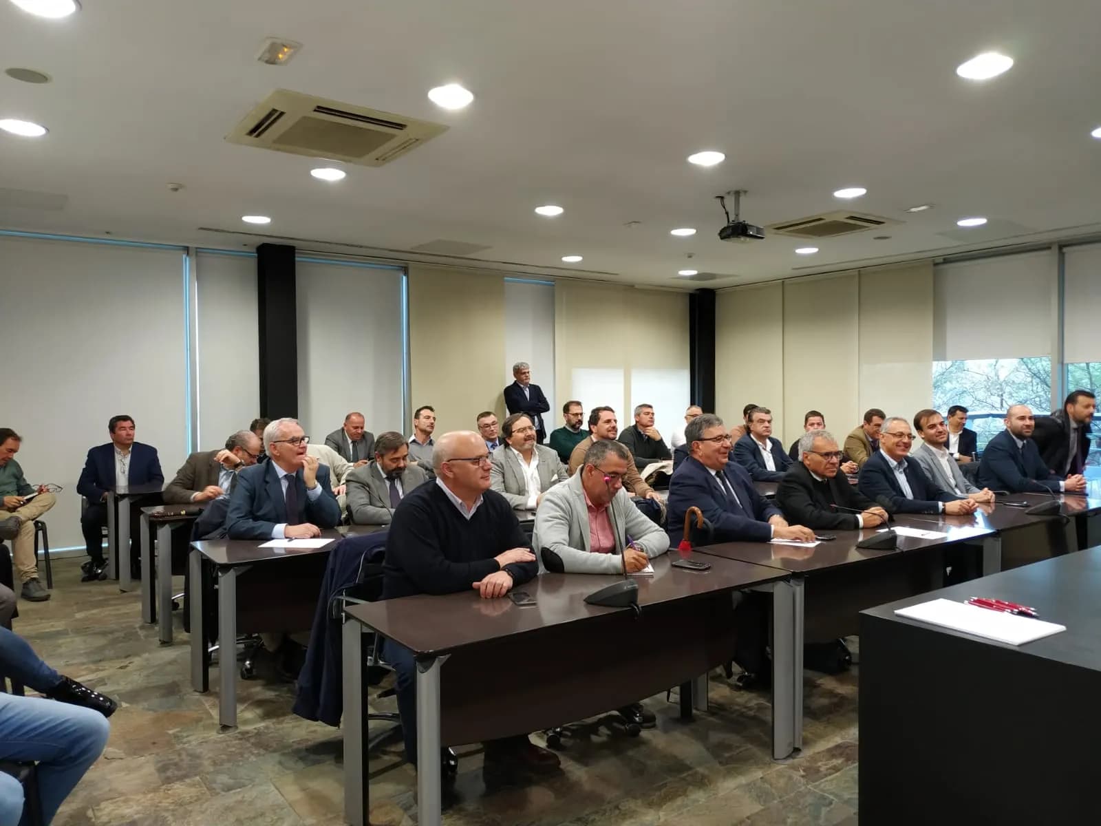 De la Encina analiza el RDL de la estiba con empresarios y sindicatos