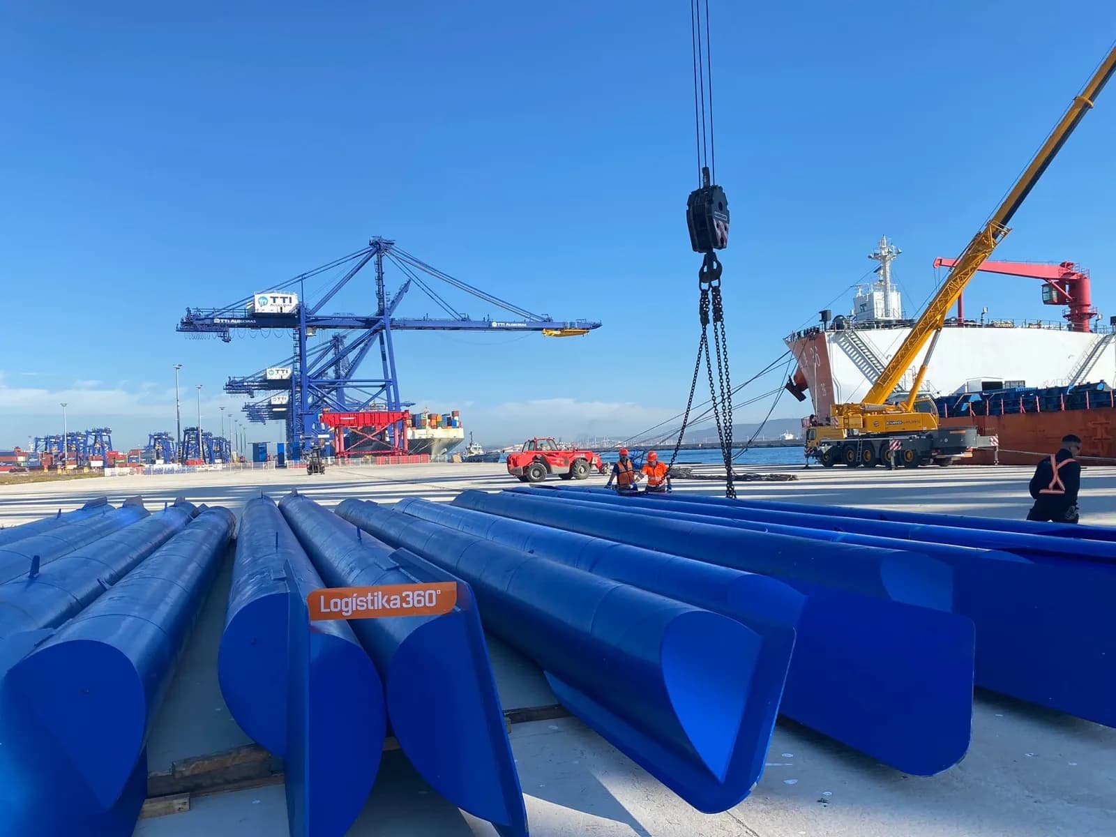 Logistika 360 y ECS 360 descargan las estructuras que permitirán recrecer las grúas de TTIA