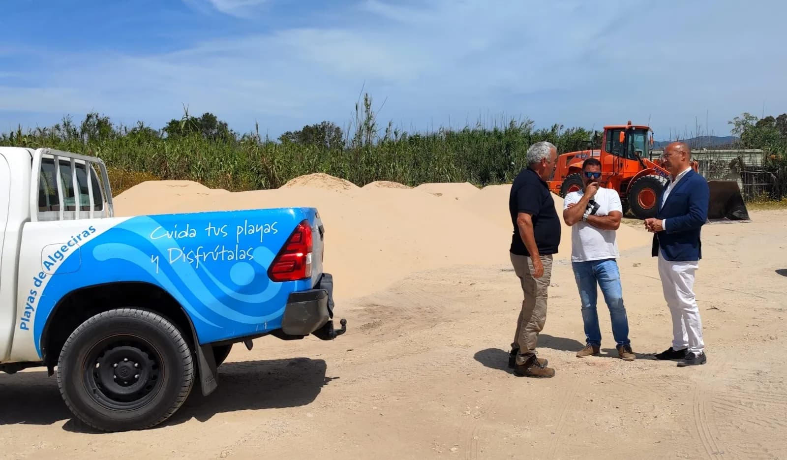 Comienza la aportación de arena en la playa de El Rinconcillo