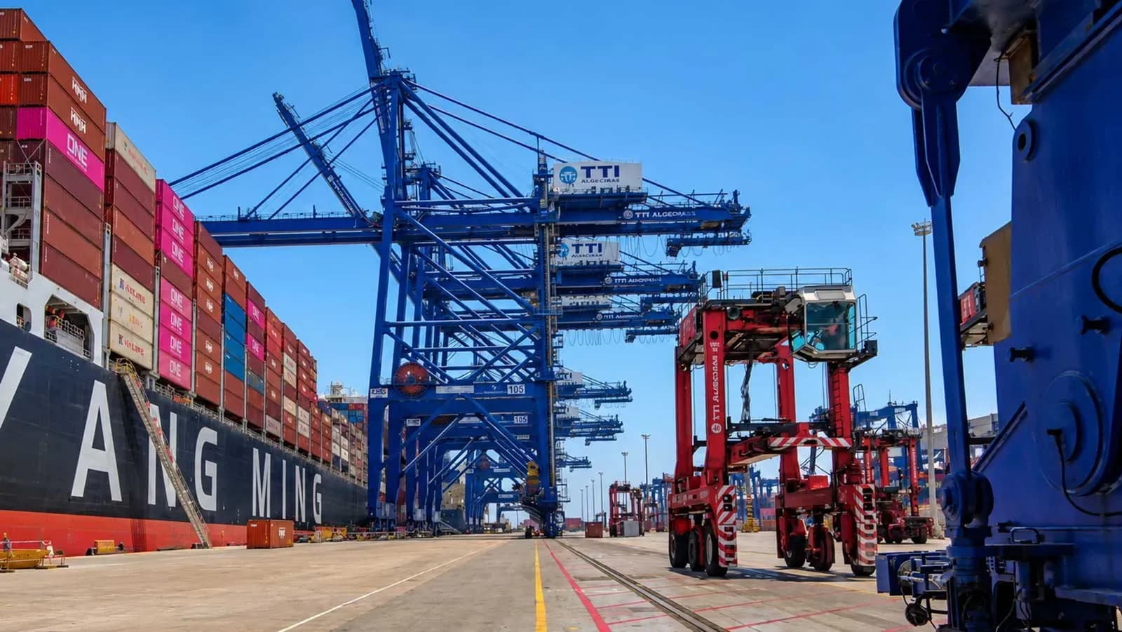 Transbull acompaña a Yang Ming en la primera escala del "YM Worthiness" en Algeciras