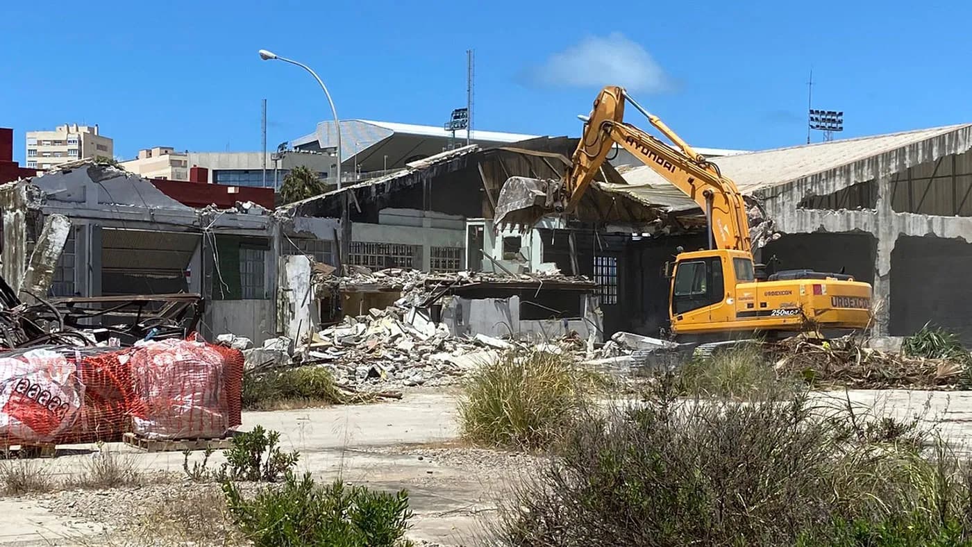 La Zona Franca de Cádiz inicia el derribo de las antiguas instalaciones de Talleres Narváez