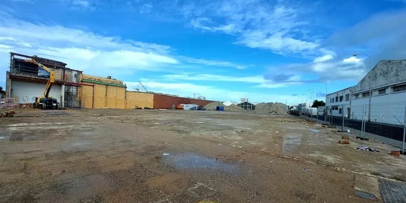 Culmina el derribo de los antiguos Talleres Pastoriza en Cádiz para dar paso al desarrollo urbano en la Zona Franca