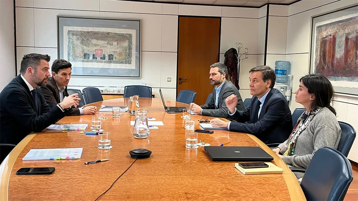 Zona Franca de Cádiz y Sepides abordan los avances urbanísticos del proyecto de Navalips