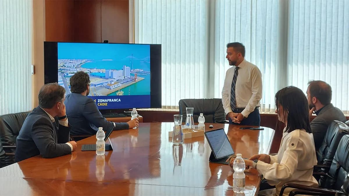 Delegados canarios visitan la Zona Franca de Cádiz para explorar posibles vías de colaboración