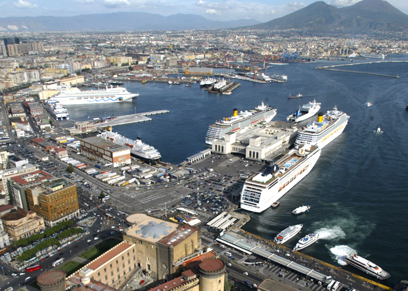 Город и порт в италии. Порт Неаполь Италия. Неаполь порт фото. Торговый порт Неаполь. Неаполь вид на порт.