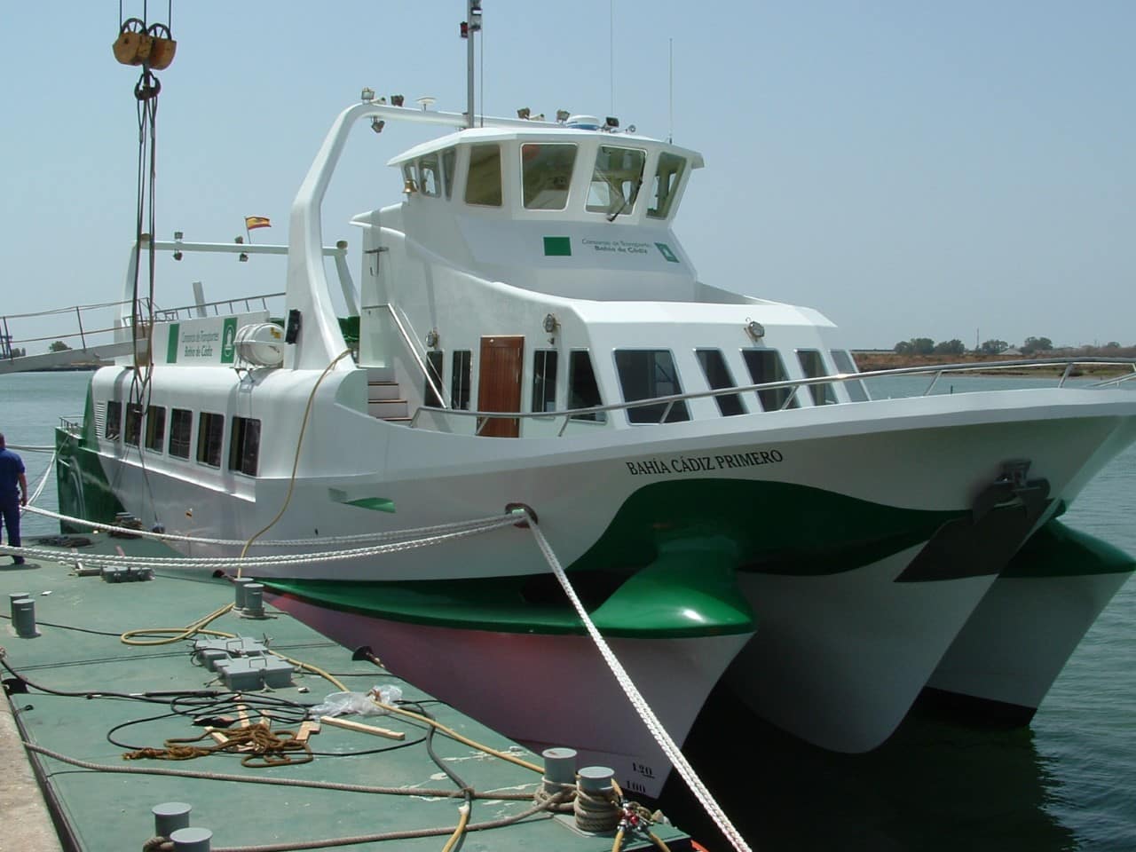 El catamarán de la Bahía de Cádiz reduce sus viajes en 30% en las horas punta