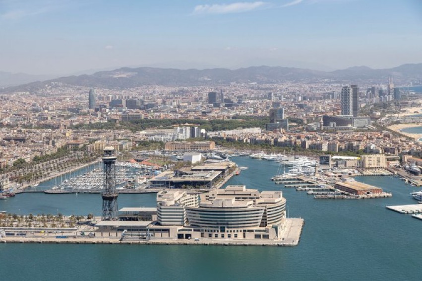 distrito cielo Descuidado El Puerto de Barcelona prevé iniciar su electrificación en 2021 en las  terminales Best y de