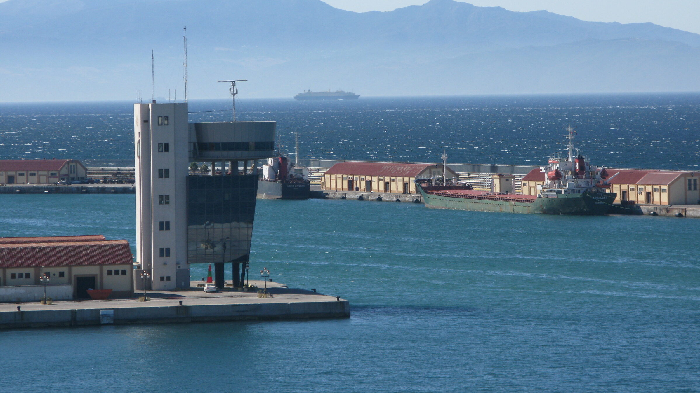 El puerto de Ceuta contratará un servicio de vigilancia de seguridad privada controlar el embarque y el acceso de vehículos en diversas zonas del recinto portuario.