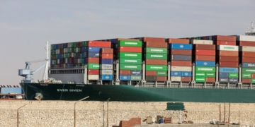 El canal de Suez restablece el tráfico marítimo tras reflotar con éxito al Ever Given