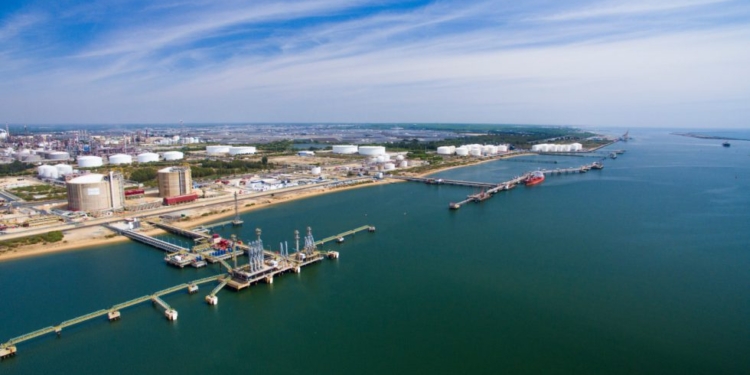 Investigan el origen de una mancha de aceite pesado en la zona del Muelle Sur hacia Mazagón