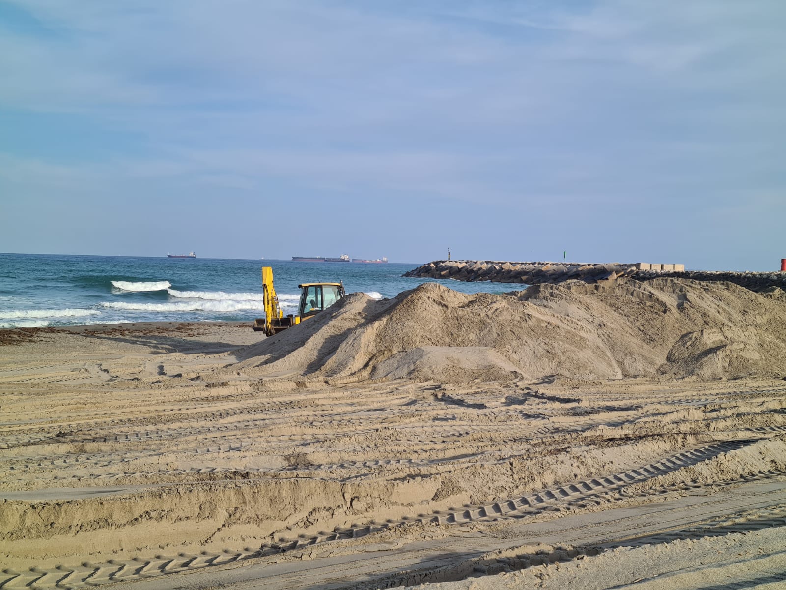 Ecologistas piden a Costas que vigile los trasvases de arena en la duna de la playa de Levante de La Línea