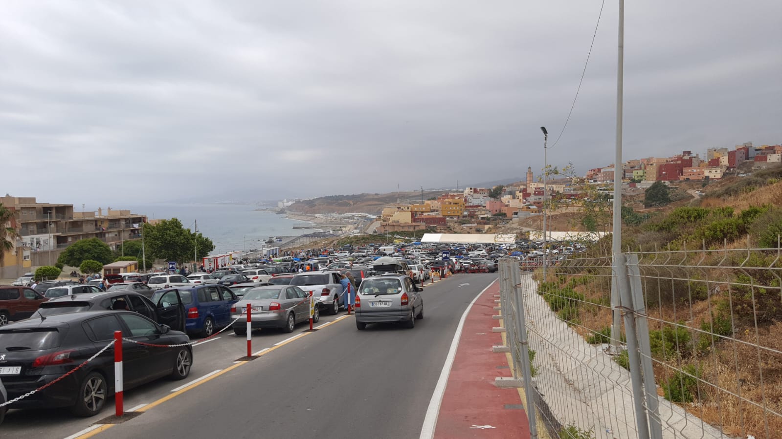 Más de 400 vehículos a la hora obligan a abrir el Llano Amarillo en el puerto de Algeciras