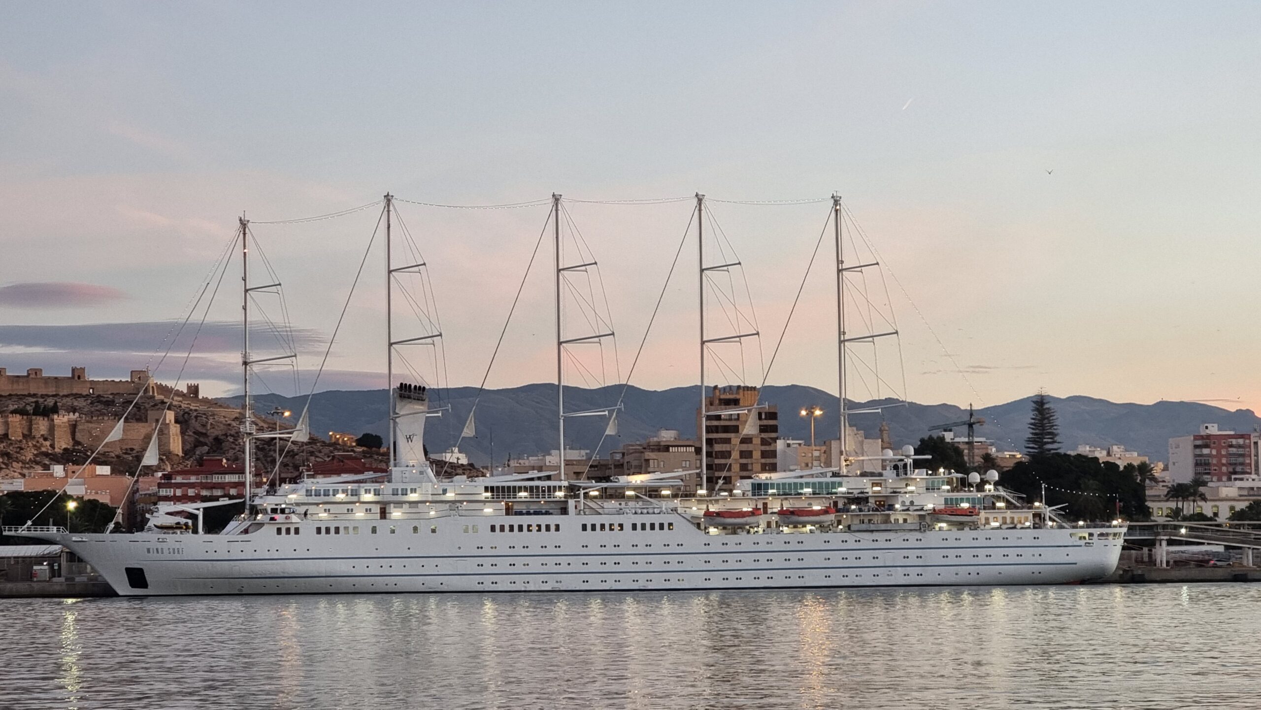 El velero 'Wind Surf' cierra la temporada de cruceros en Almería