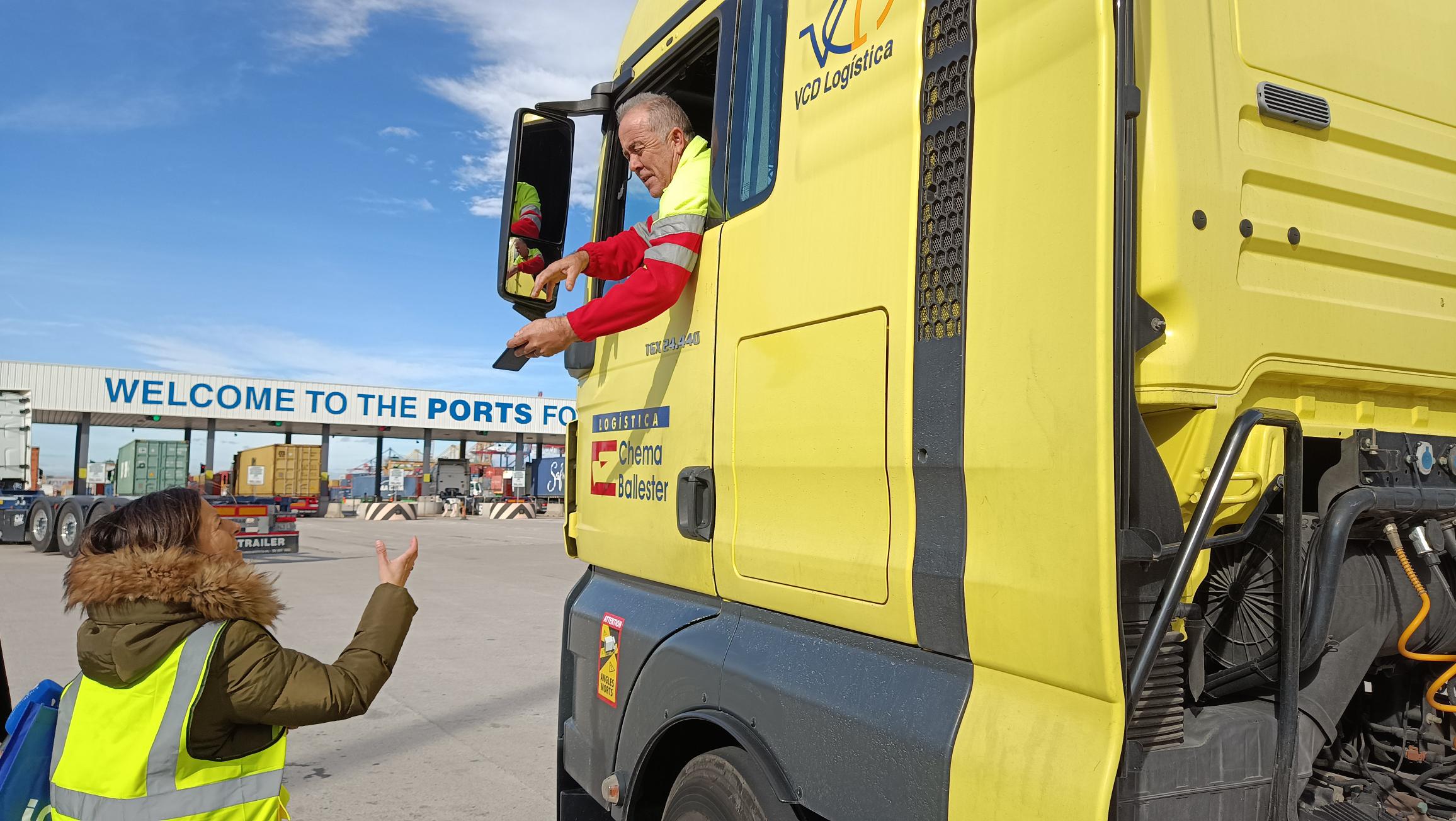 Valencia inicia la formación de 5.000 camioneros en la App para móvil de Valenciaport